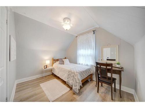 98 Cope Street, Hamilton, ON - Indoor Photo Showing Bedroom