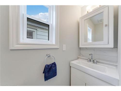 98 Cope Street, Hamilton, ON - Indoor Photo Showing Bathroom