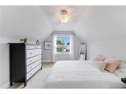 98 Cope Street, Hamilton, ON - Indoor Photo Showing Bedroom