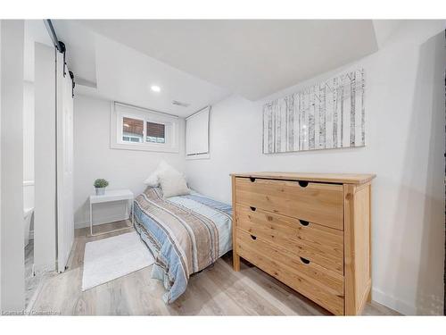 98 Cope Street, Hamilton, ON - Indoor Photo Showing Bedroom