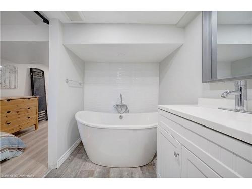 98 Cope Street, Hamilton, ON - Indoor Photo Showing Bathroom