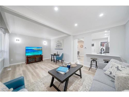 98 Cope Street, Hamilton, ON - Indoor Photo Showing Living Room