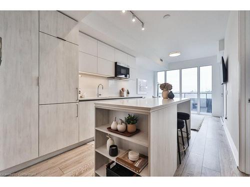 1011-21 Park Street, Mississauga, ON - Indoor Photo Showing Kitchen