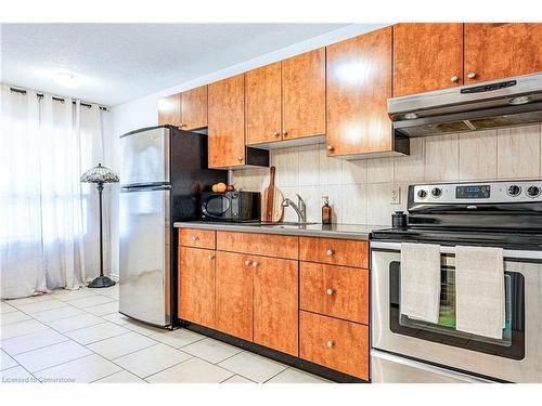 152 Beach Road, Hamilton, ON - Indoor Photo Showing Kitchen