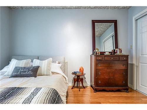 152 Beach Road, Hamilton, ON - Indoor Photo Showing Bedroom