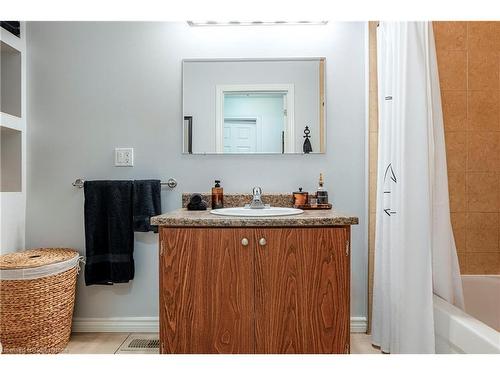 152 Beach Road, Hamilton, ON - Indoor Photo Showing Bathroom