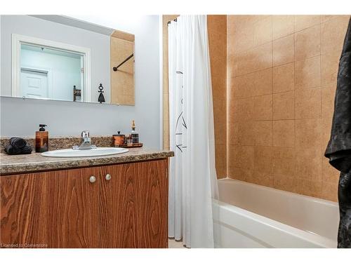 152 Beach Road, Hamilton, ON - Indoor Photo Showing Bathroom