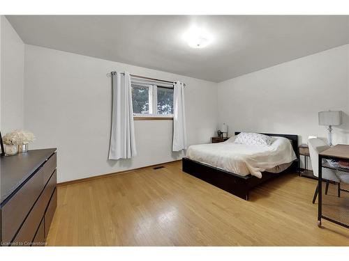 31 Owen Place, Hamilton, ON - Indoor Photo Showing Bedroom