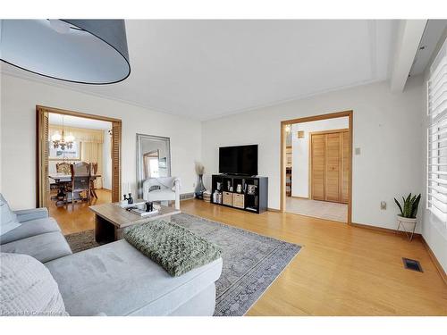 31 Owen Place, Hamilton, ON - Indoor Photo Showing Living Room