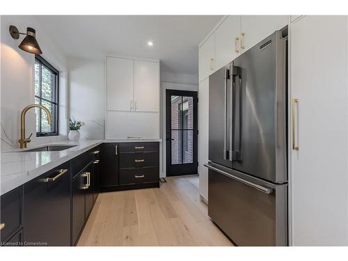 3029 Eva Drive, Burlington, ON - Indoor Photo Showing Kitchen With Upgraded Kitchen