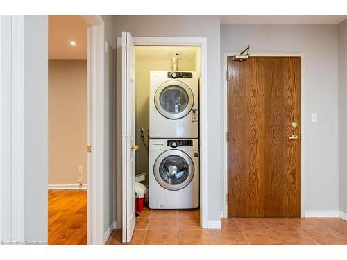 207-4000 Creekside Drive, Dundas, ON - Indoor Photo Showing Laundry Room