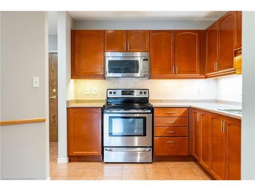 207-4000 Creekside Drive, Dundas, ON - Indoor Photo Showing Kitchen