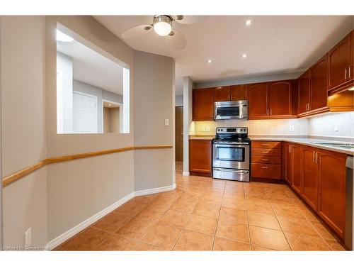 207-4000 Creekside Drive, Dundas, ON - Indoor Photo Showing Kitchen