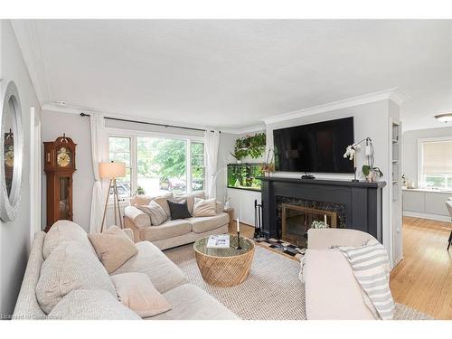 2 Mountain Brow Boulevard, Hamilton, ON - Indoor Photo Showing Living Room