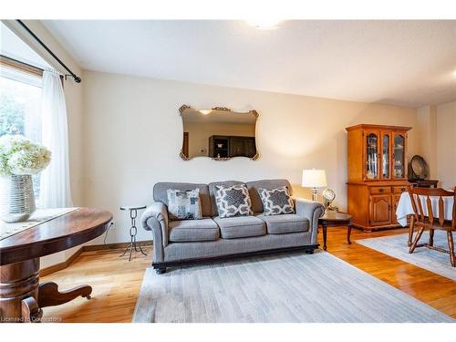 3210 Victoria Street, Oakville, ON - Indoor Photo Showing Living Room