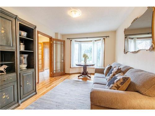 3210 Victoria Street, Oakville, ON - Indoor Photo Showing Living Room