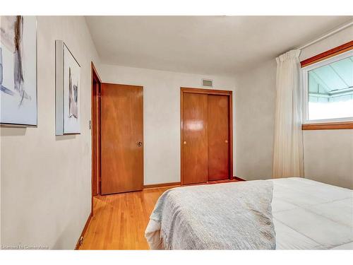 27 Trelawn Parkway, Welland, ON - Indoor Photo Showing Bedroom