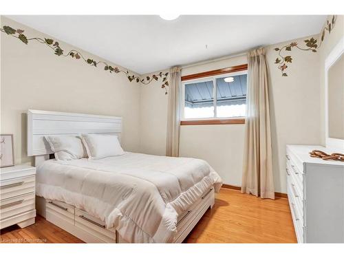 27 Trelawn Parkway, Welland, ON - Indoor Photo Showing Bedroom