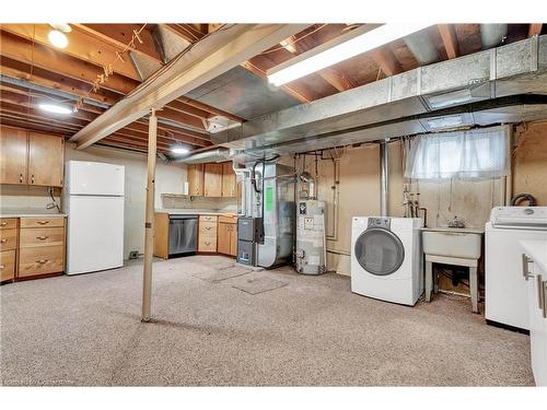 27 Trelawn Parkway, Welland, ON - Indoor Photo Showing Laundry Room