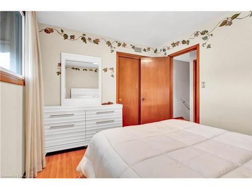 27 Trelawn Parkway, Welland, ON - Indoor Photo Showing Bedroom