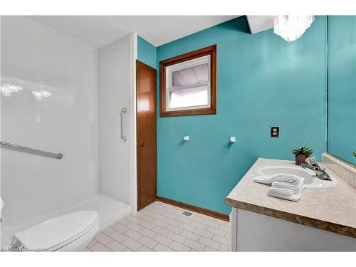 27 Trelawn Parkway, Welland, ON - Indoor Photo Showing Bathroom