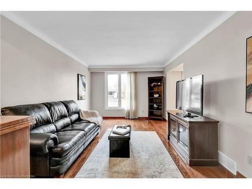 27 Trelawn Parkway, Welland, ON - Indoor Photo Showing Living Room