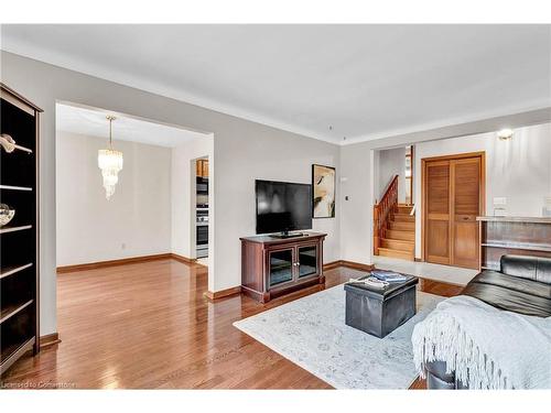 27 Trelawn Parkway, Welland, ON - Indoor Photo Showing Living Room