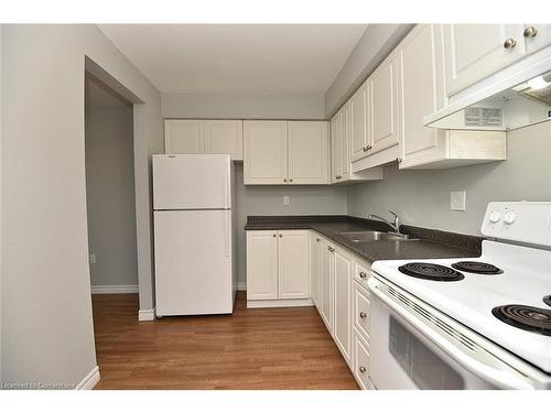 15 Wood Street E, Hamilton, ON - Indoor Photo Showing Kitchen