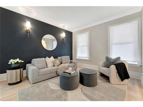 142 Sanford Avenue N, Hamilton, ON - Indoor Photo Showing Living Room