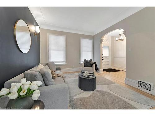 142 Sanford Avenue N, Hamilton, ON - Indoor Photo Showing Living Room