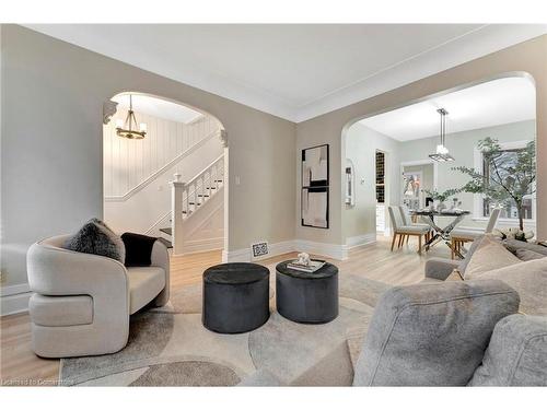 142 Sanford Avenue N, Hamilton, ON - Indoor Photo Showing Living Room