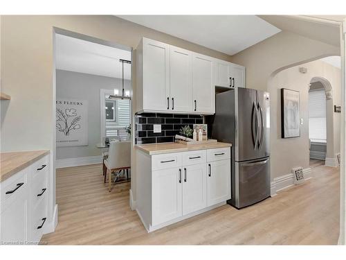 142 Sanford Avenue N, Hamilton, ON - Indoor Photo Showing Kitchen