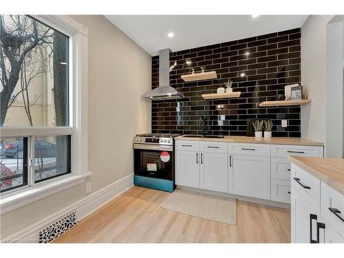 142 Sanford Avenue N, Hamilton, ON - Indoor Photo Showing Kitchen