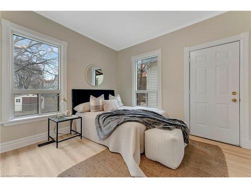 142 Sanford Avenue N, Hamilton, ON - Indoor Photo Showing Bedroom