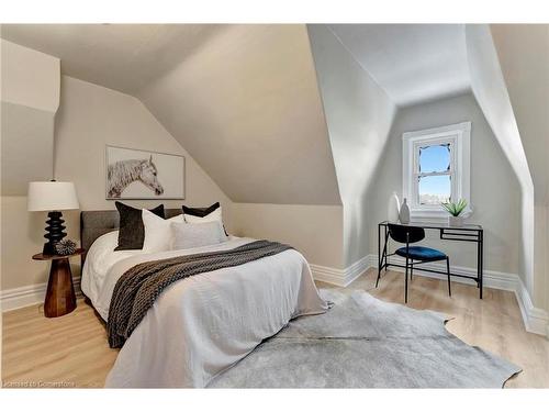 142 Sanford Avenue N, Hamilton, ON - Indoor Photo Showing Bedroom