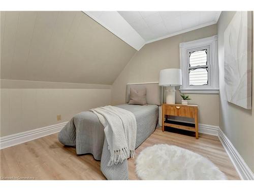 142 Sanford Avenue N, Hamilton, ON - Indoor Photo Showing Bedroom