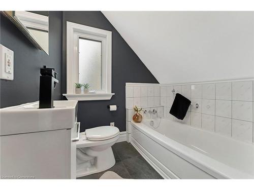 142 Sanford Avenue N, Hamilton, ON - Indoor Photo Showing Bathroom