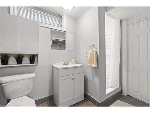 38 Brett Court, Hamilton, ON - Indoor Photo Showing Bathroom