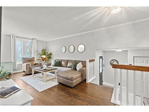 38 Brett Court, Hamilton, ON - Indoor Photo Showing Living Room