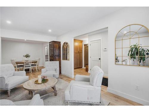 325 East 24Th Street, Hamilton, ON - Indoor Photo Showing Living Room