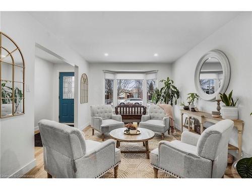 325 East 24Th Street, Hamilton, ON - Indoor Photo Showing Living Room