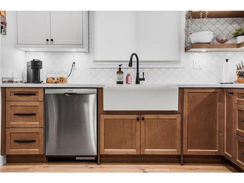 325 East 24Th Street, Hamilton, ON - Indoor Photo Showing Kitchen With Upgraded Kitchen