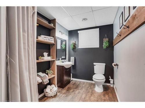 325 East 24Th Street, Hamilton, ON - Indoor Photo Showing Bathroom