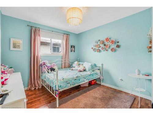 325 East 24Th Street, Hamilton, ON - Indoor Photo Showing Bedroom