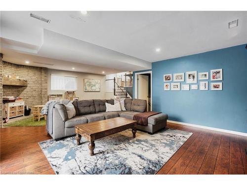 325 East 24Th Street, Hamilton, ON - Indoor Photo Showing Living Room