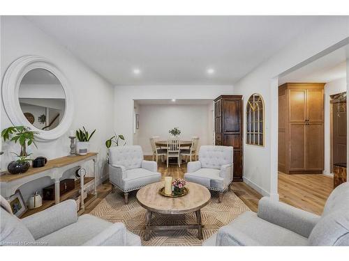 325 East 24Th Street, Hamilton, ON - Indoor Photo Showing Living Room