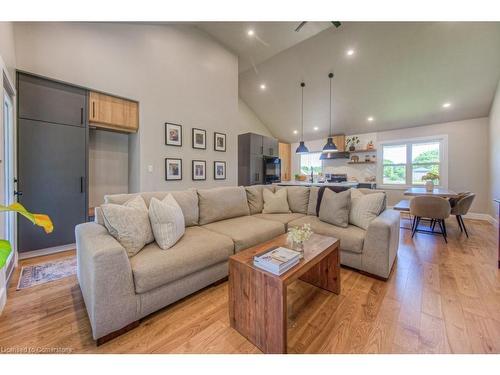 6 Shirley Street, Dundas, ON - Indoor Photo Showing Living Room