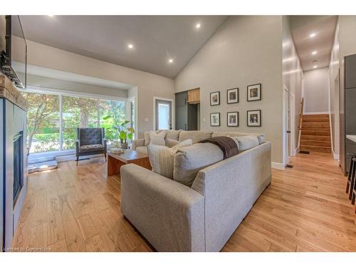 6 Shirley Street, Dundas, ON - Indoor Photo Showing Living Room