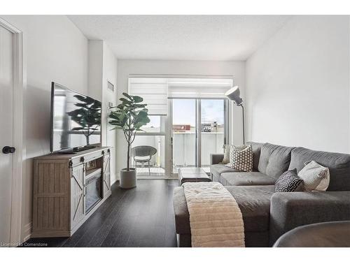 222-65 Speers Road, Oakville, ON - Indoor Photo Showing Living Room