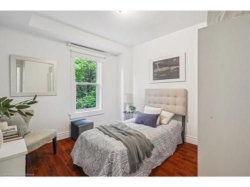 55 Balmoral Avenue N, Hamilton, ON - Indoor Photo Showing Bedroom